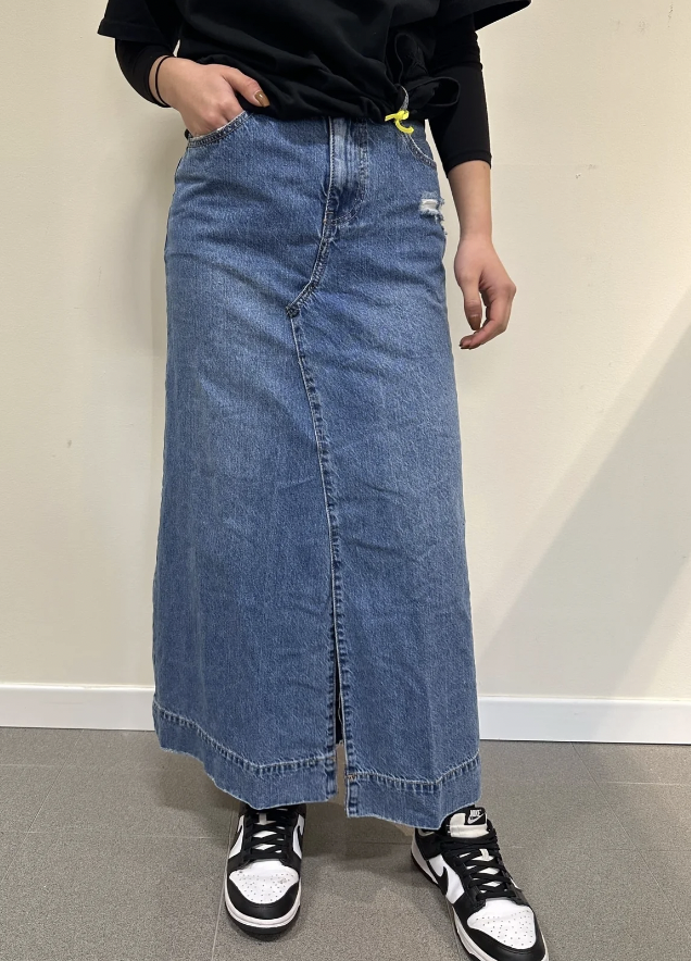 Denimskirt med fint slitning, slits framtill och fickor bak och fram, lång jeanskjol från Cabana Living