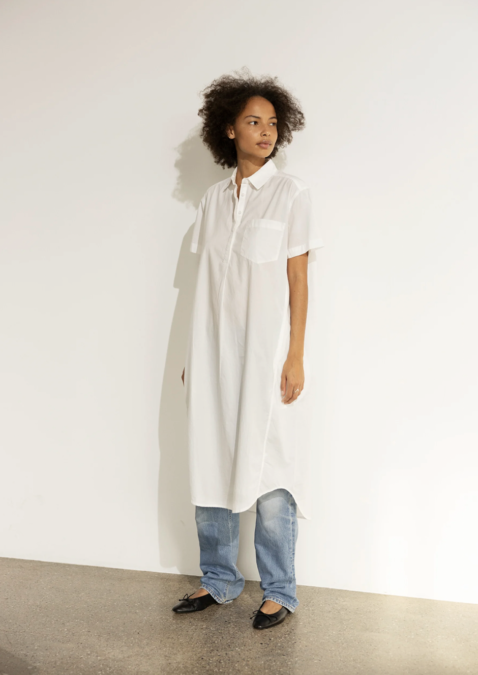 Skjortklänning i prasslig bomullspoplin med kort ärm och fickor sidorna. organic cotton från Project AJ117