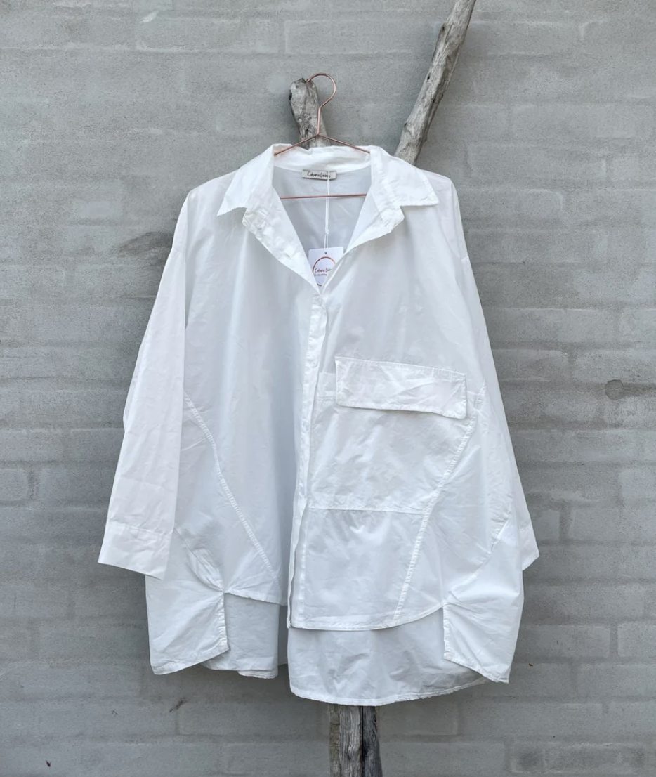 Storskjorta i prasslig bomullspoplin, oversize modell med ficka på ena sidan och fina detaljer. Cabana Living