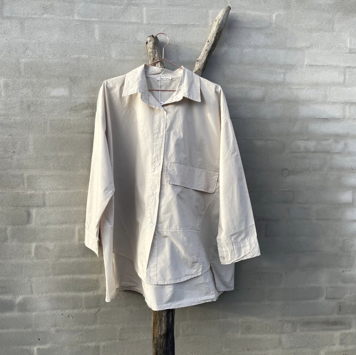 Storskjorta i prasslig bomullspoplin, oversize modell med ficka på ena sidan och fina detaljer. Cabana Living