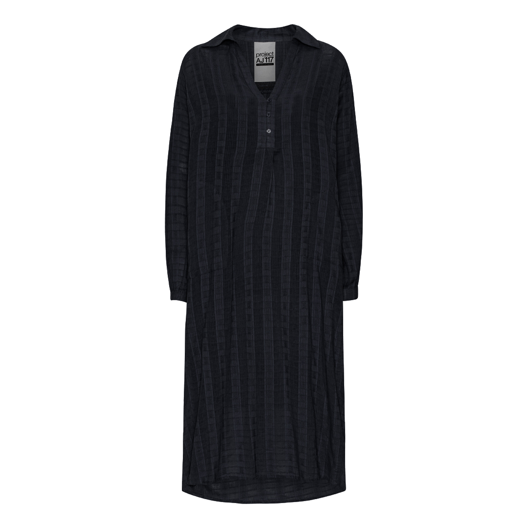 Taffy dress är en skjortklänning i kaftan modell i tunn lätt och luftig bomull, från Project AJ117