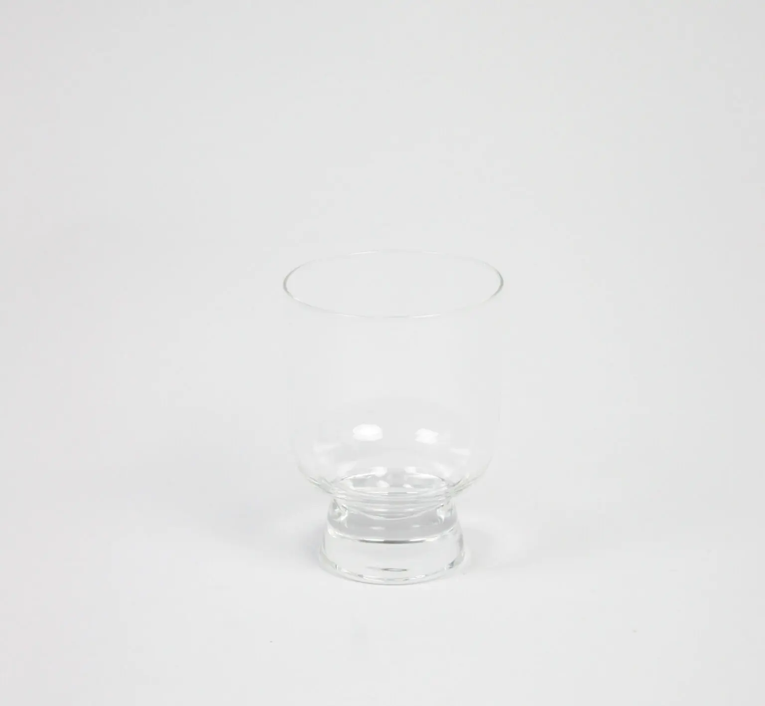Edit glas på fot från Olsson & Jensen till både vatten och vin