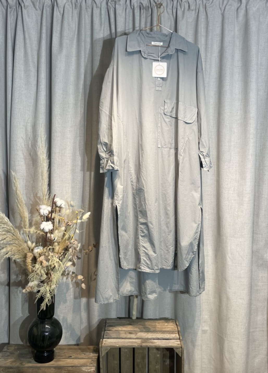 Skjortklänning i prasslig poplin med stor ficka, från Cabana Living