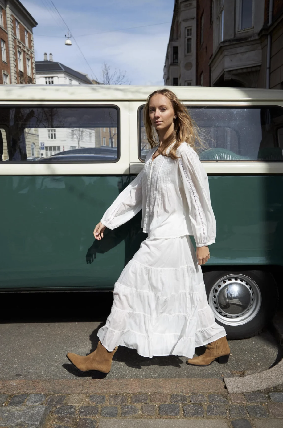 Tunn och luftig blus med vackra spetsdetaljer. 100 % organic cotton, från Project AJ117.