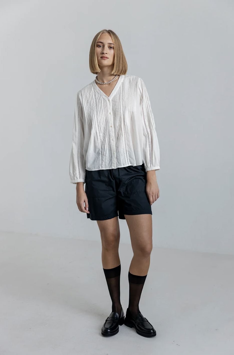 Tunn och luftig blus med vackra spetsdetaljer. 100 % organic cotton, från Project AJ117.