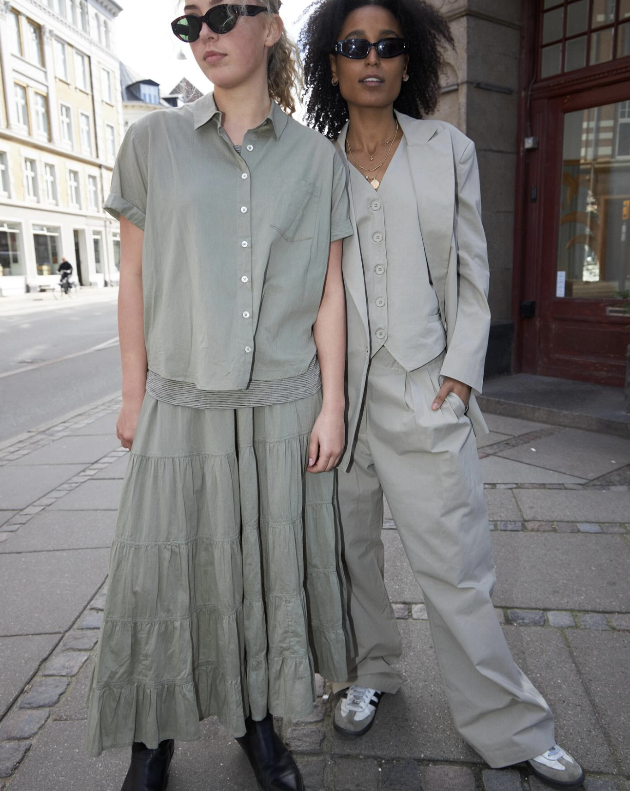 Cindie skirt, Volangkjol i tunn bomullsvoile, i mossgrönt. Vadlång modell som passar fint med skjortan Andie, från Project AJ117