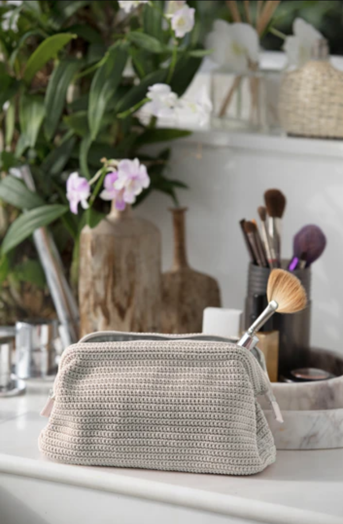 Cosmetic bag crochet, virkad sminkväska eller neccessär, från Ceannis