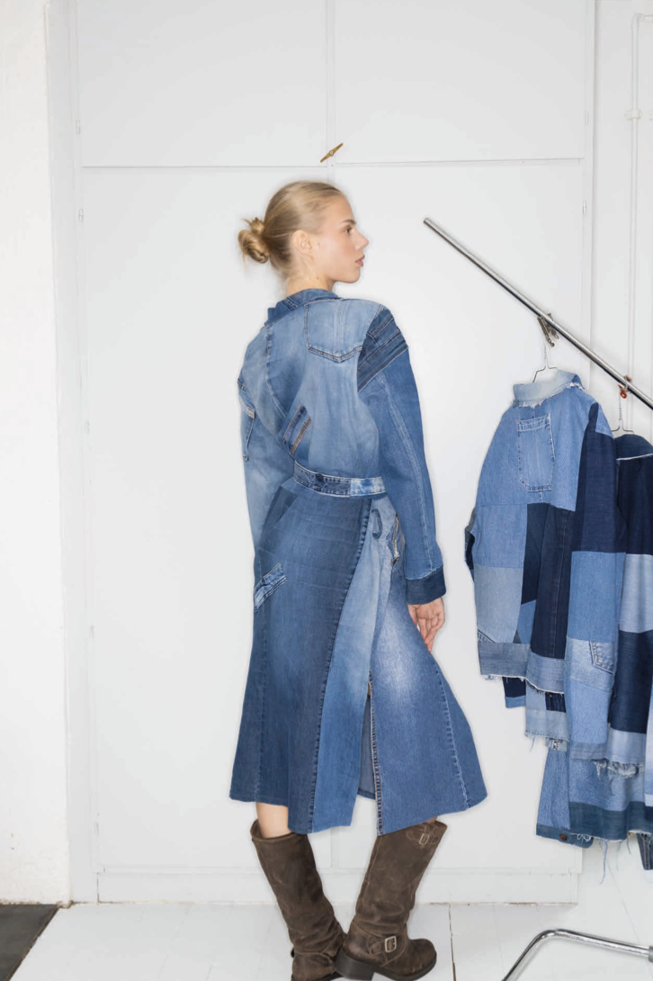 Jeanskappa av återvunna denimplagg, patchwork och alla plagg blir unika. Från danska Agenda with Passion.