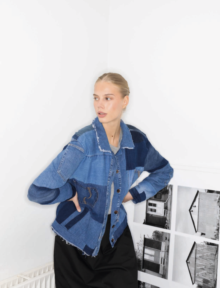 Jeansjacka av återvunna denimplagg, patchwork och alla plagg blir unika. Från danska Agenda with Passion.