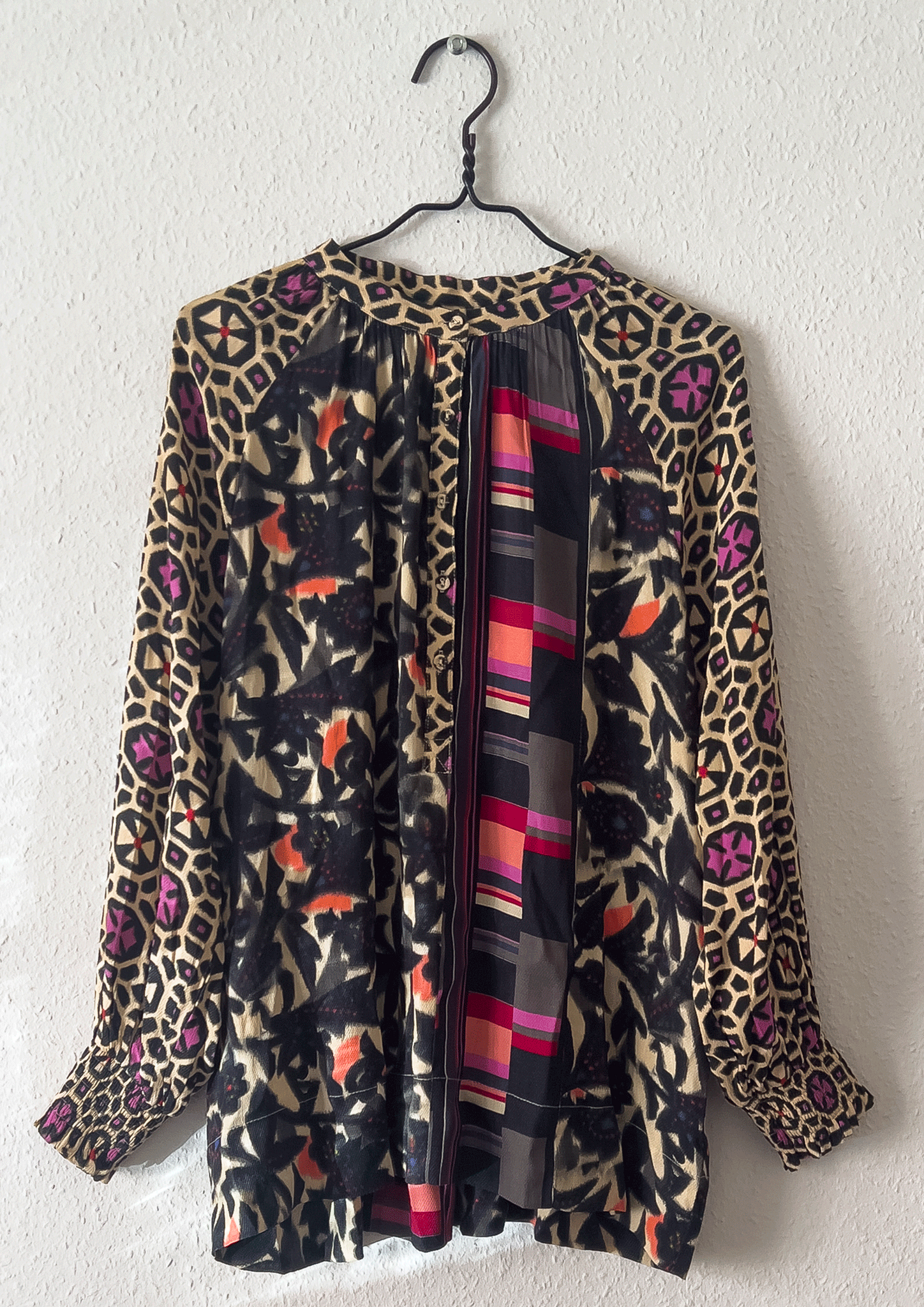 Bibi shirt med fint print i svart mönster av Michala Wiesnecks egen design.