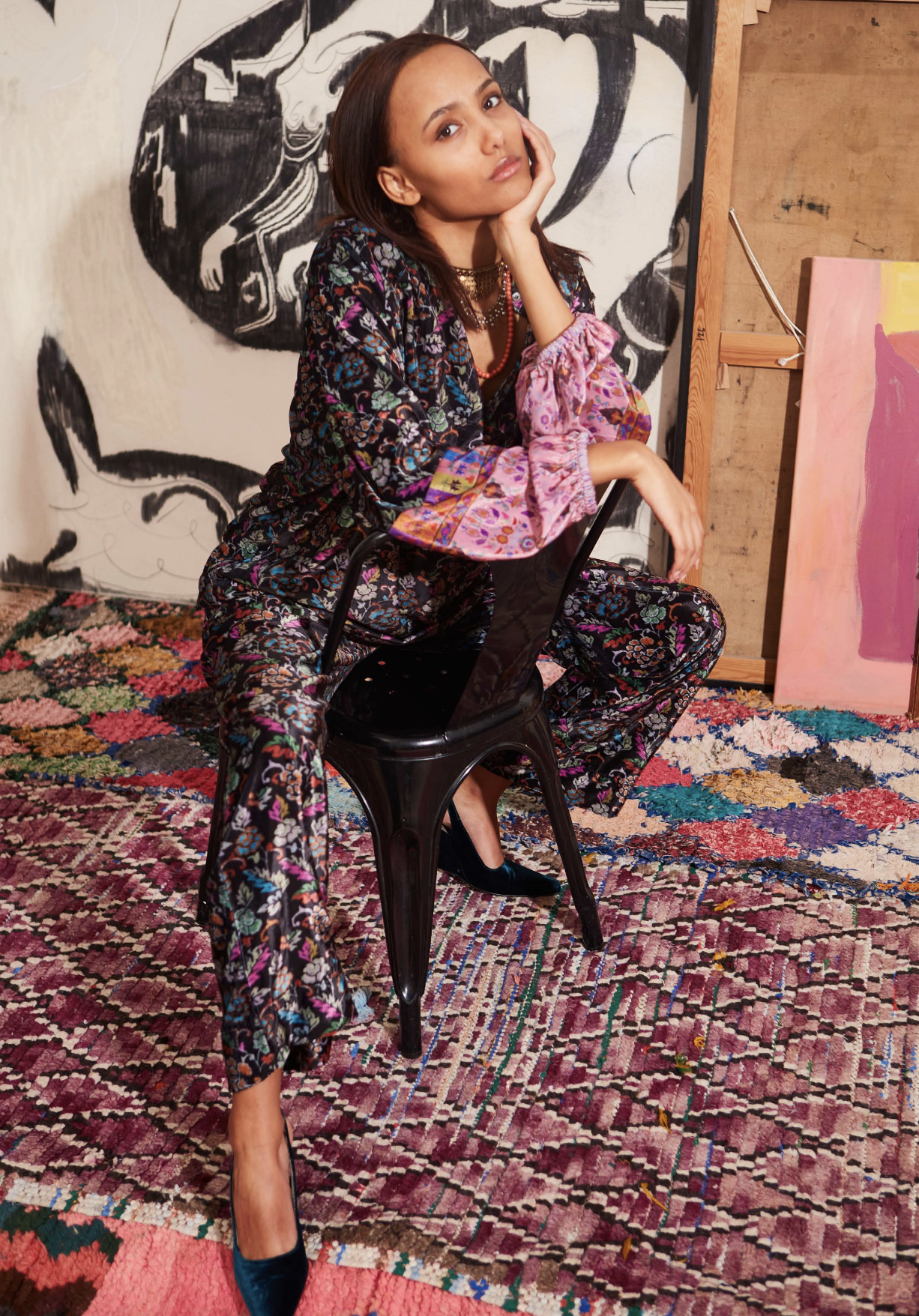 Svart blus med rosa ärmar i mjuk tunn velour, med vackert print. Puffärm och knappar framtill. M Wiesneck