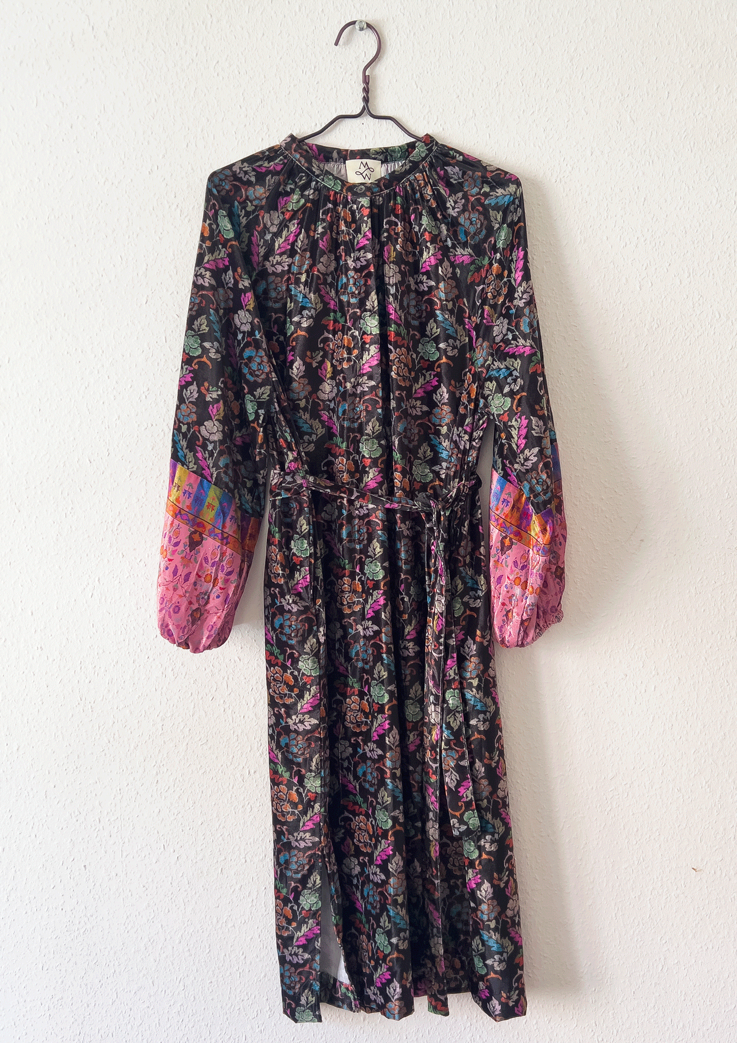 Klänning i velour med vackert print i svart och rosa från M Wiesneck