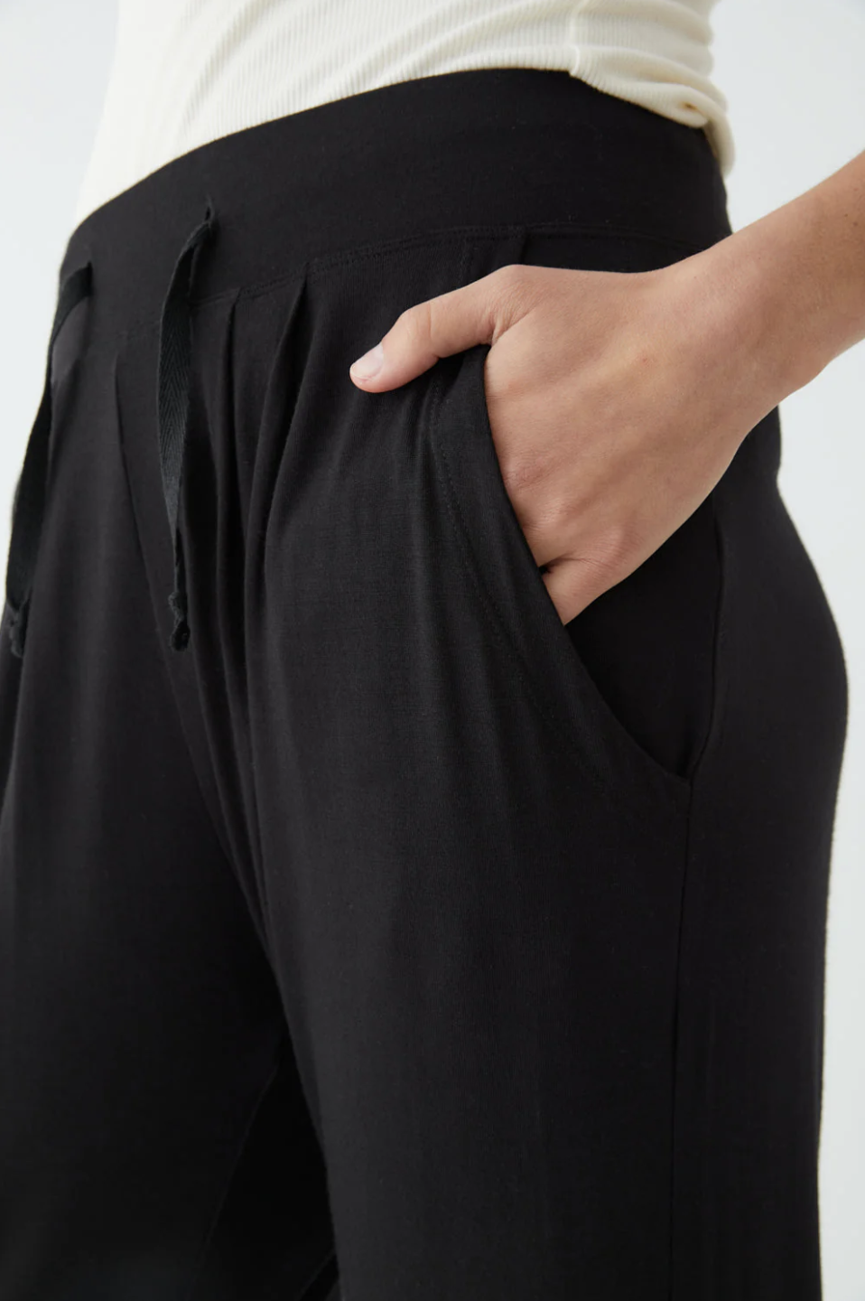 Andy trousers, skön byxa i bambulyocell med fickor framtill dragsko i midjan och lite smalare ben från Movesgood