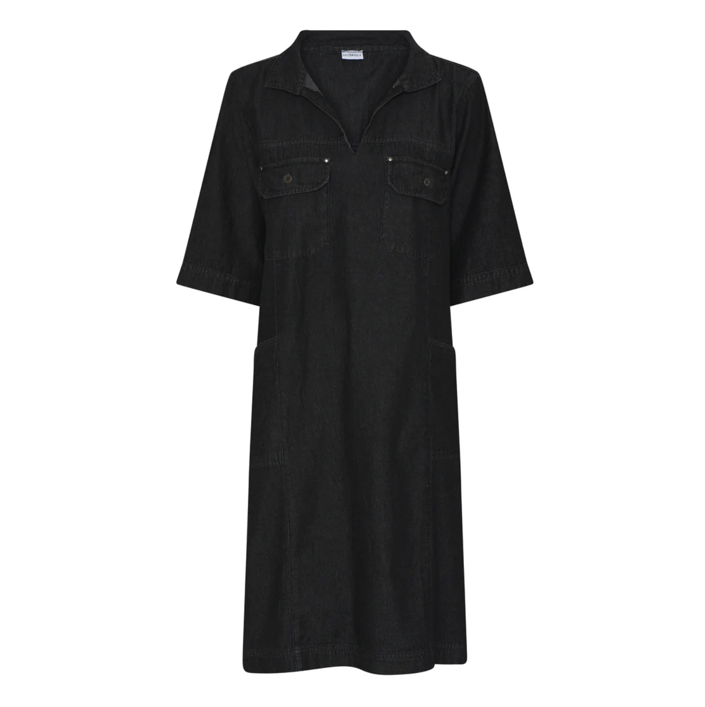 Jeansklänning i black denim, med fickor och krage, från danska Humble by Sofie