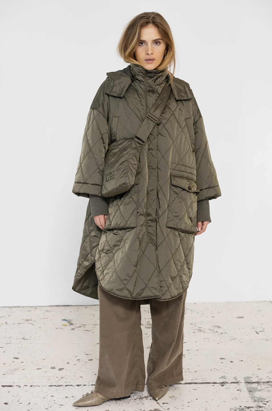 Neva parkas jacket i quiltad nylon, med fin vid ärm med resårmudd, kapushong och stora fickor, oversize modell från Project AJ117