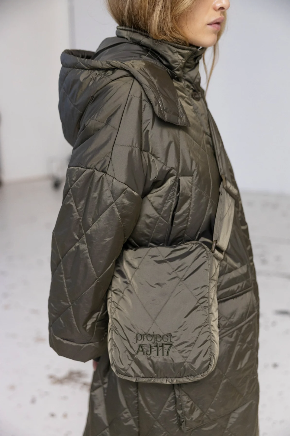 Neva parkas jacket i quiltad nylon, med fin vid ärm med resårmudd, kapushong och stora fickor, oversize modell från Project AJ117