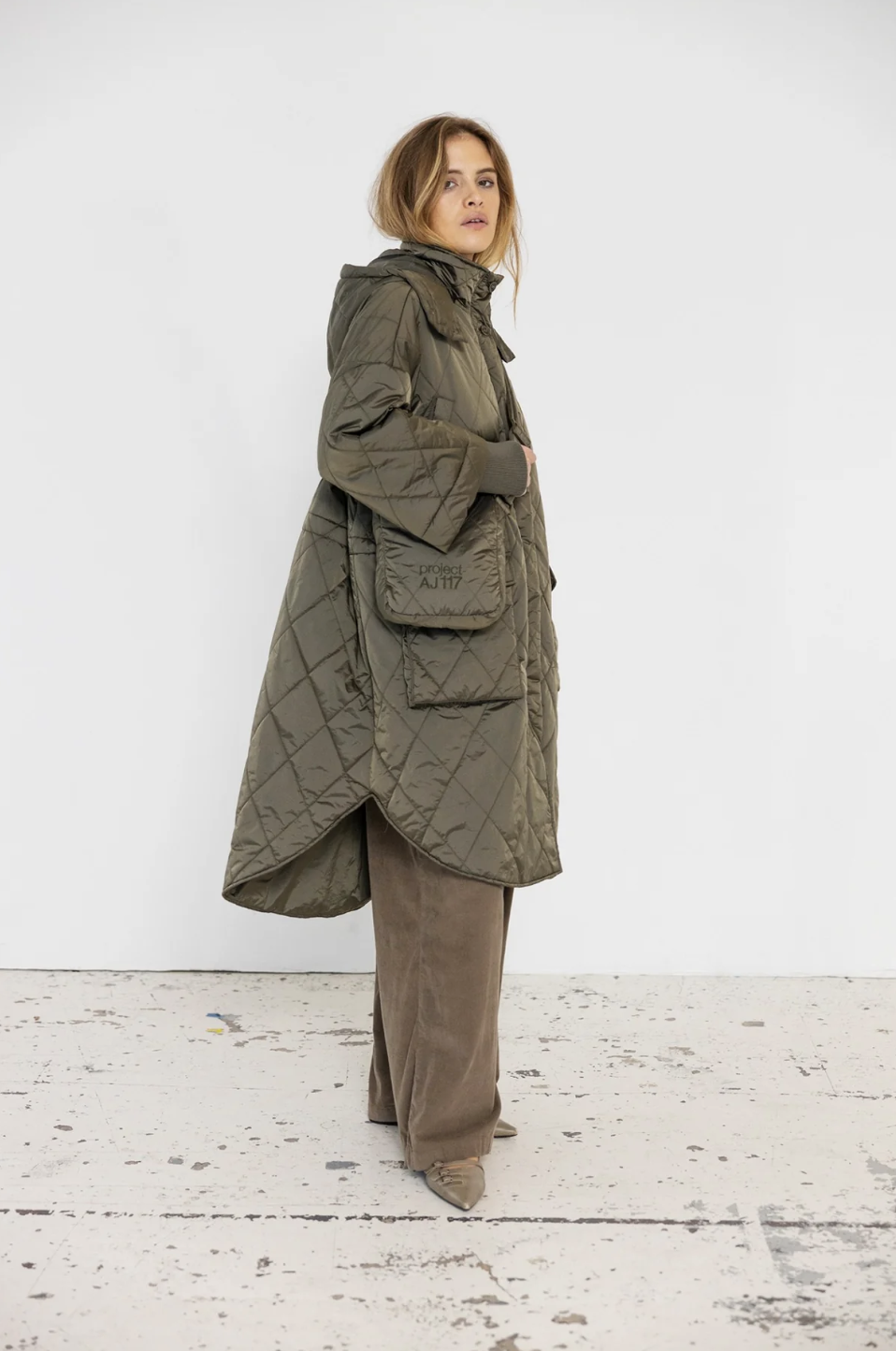 Neva parkas jacket i quiltad nylon, med fin vid ärm med resårmudd, kapushong och stora fickor, oversize modell från Project AJ117