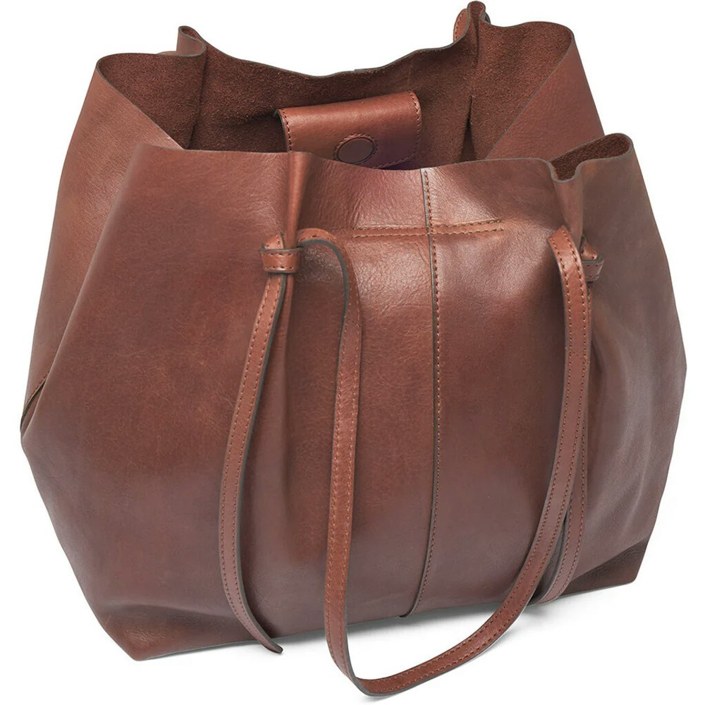 Shopper bag i mjukt skinn, med långa axelband, fin vardagsbag som rymmer den lilla datorn eller ipaden, från Depeche.