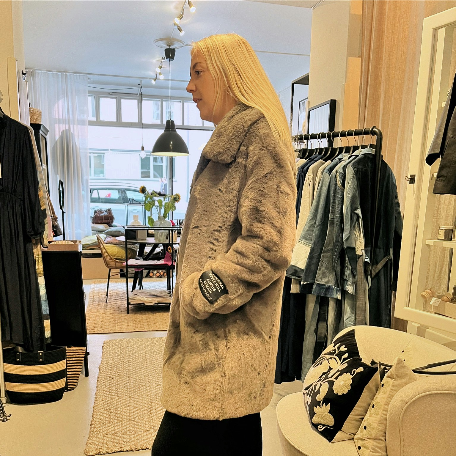 Fuskpäls i mjuk teddy, färgen är mullvad och märket är BTF CPH.