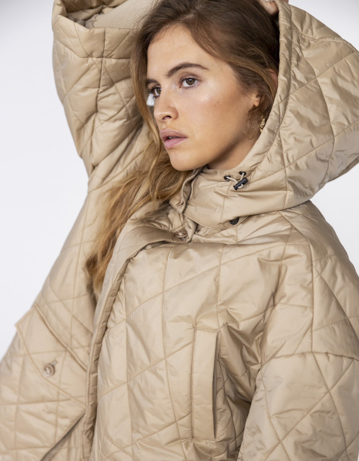 Neva parkas jacket i quiltad nylon, med fin vid ärm med resårmudd, kapushong och stora fickor, oversize modell från Project AJ117