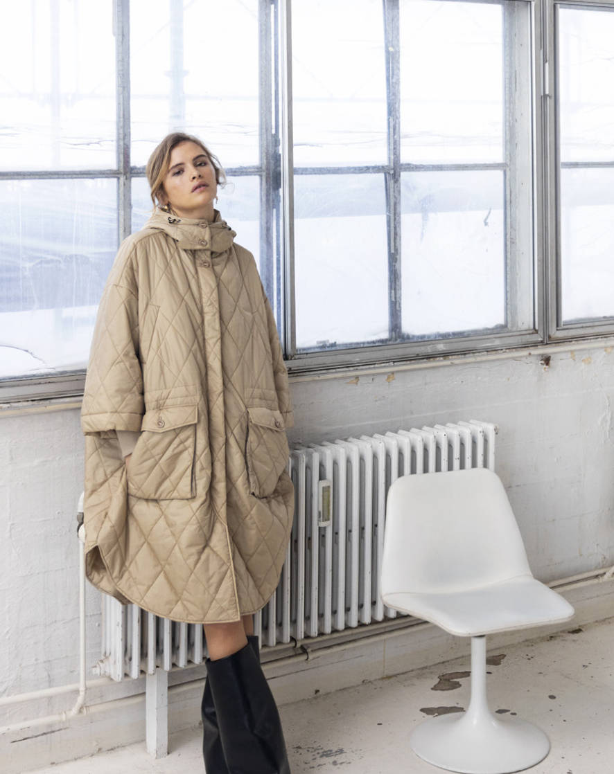 Neva parkas jacket i quiltad nylon, med fin vid ärm med resårmudd, kapushong och stora fickor, oversize modell från Project AJ117