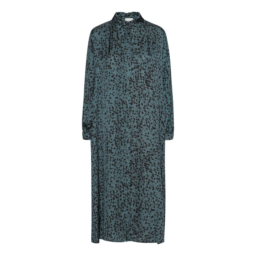 Seta shirtdress är en skjortklänning i silkig viskos silke från Project AJ117