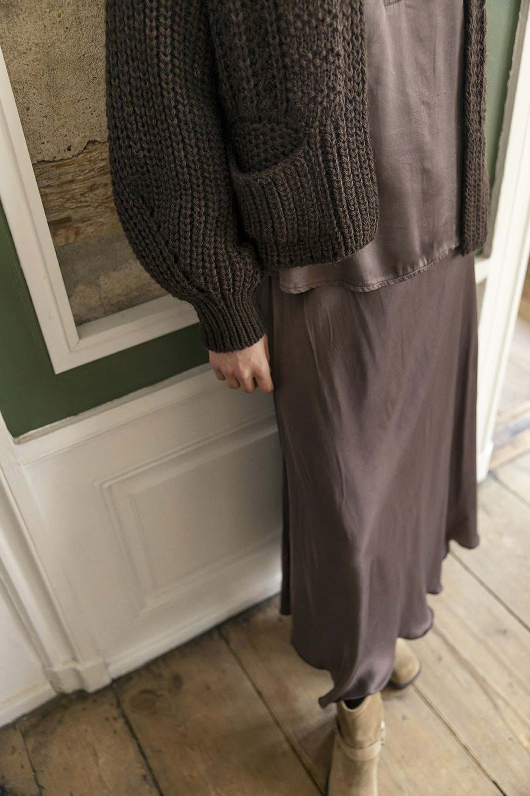 Ronia skirt är en fin silkig festkjol med härligt fall från Project AJ117