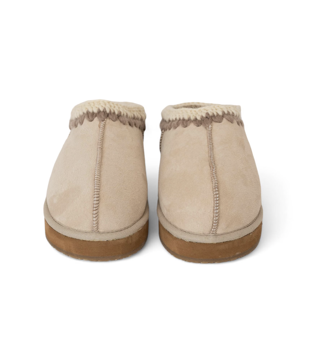 Shepherd Izzy Fårskinnssko i en slip-in modell som är enkel att kliva i och ur. Broderad söm upptill och kantband i textil.
