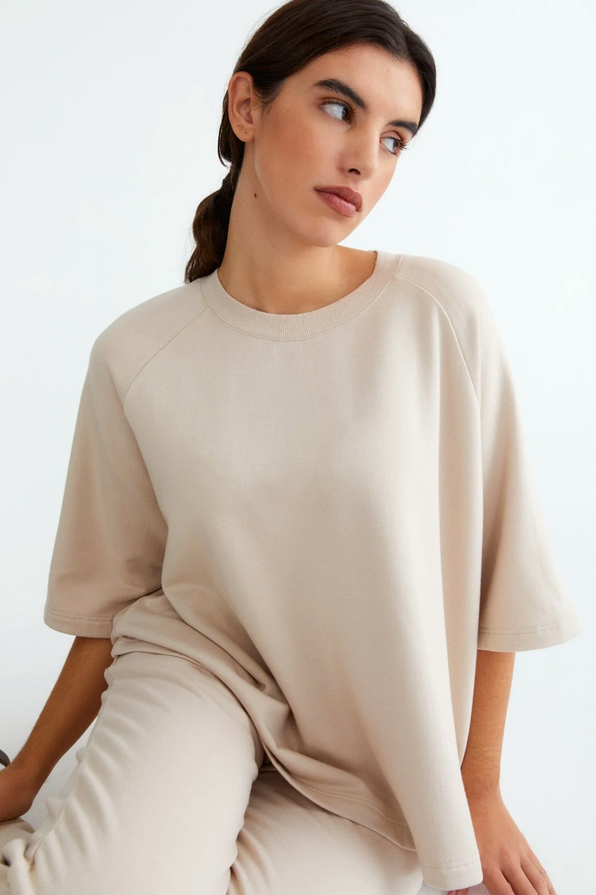 Sweatshirt med kort ärm i skön bambu i färgen greige från Movesgood