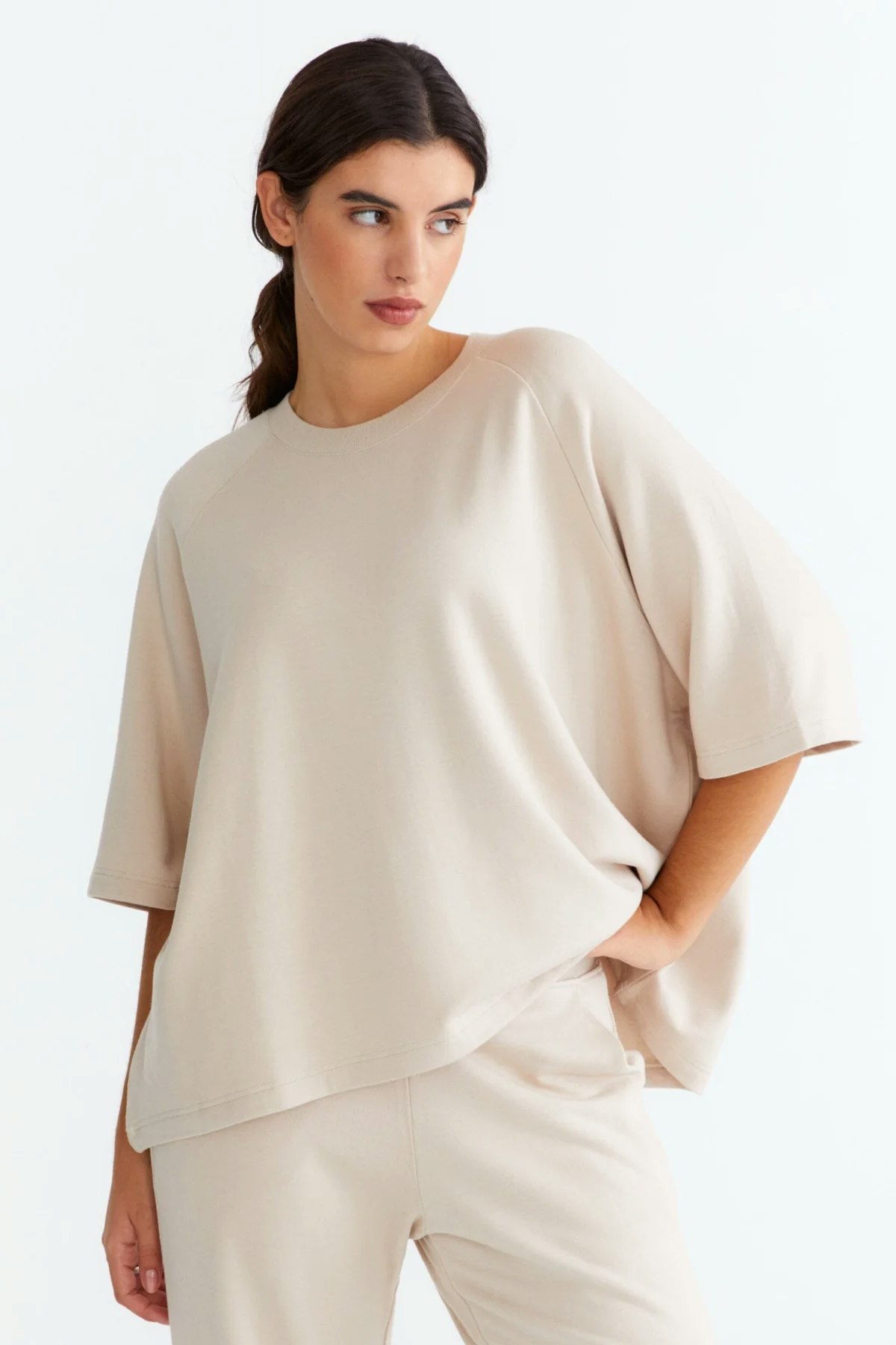 Sweatshirt med kort ärm i skön bambu i färgen greige från Movesgood