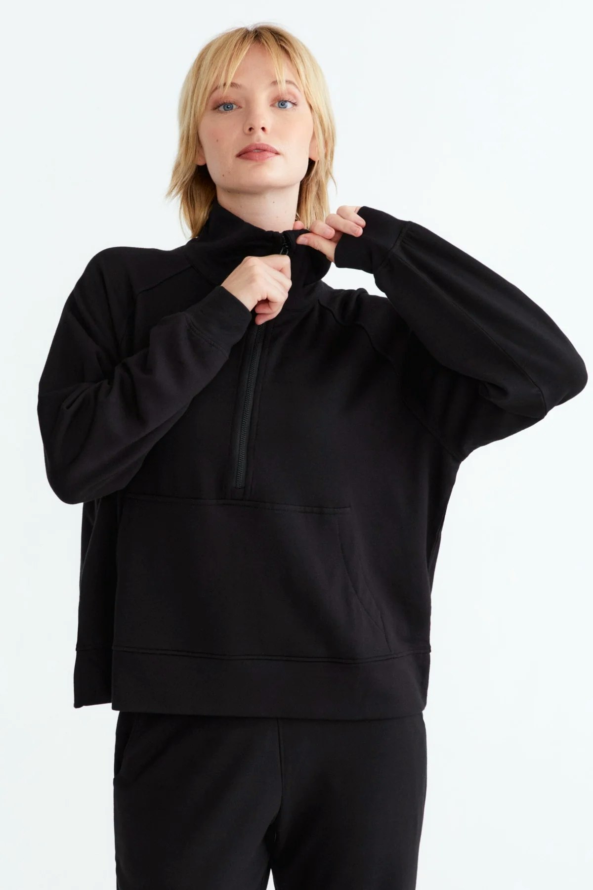 Sweatshirt med halfzip i skön bambulyocell, från Movesgood.