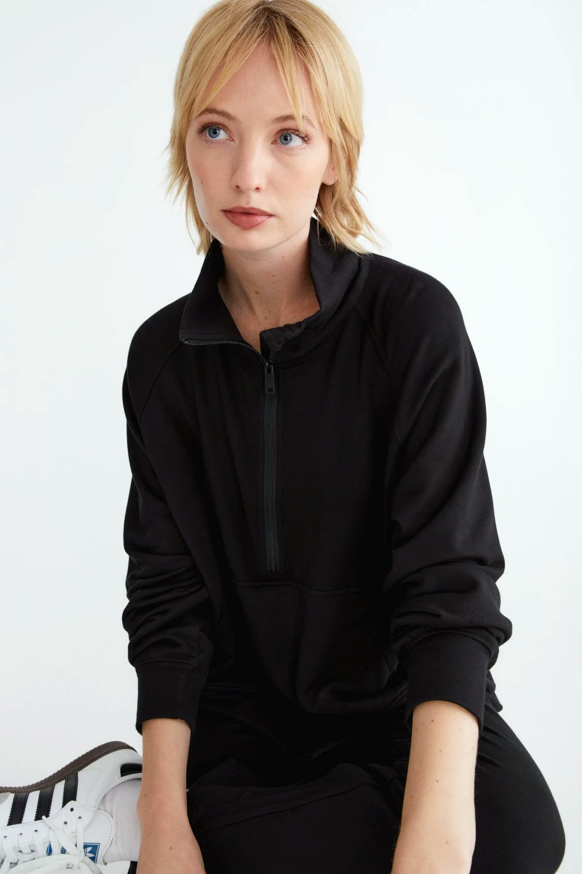 Sweatshirt med halfzip i skön bambulyocell, från Movesgood.
