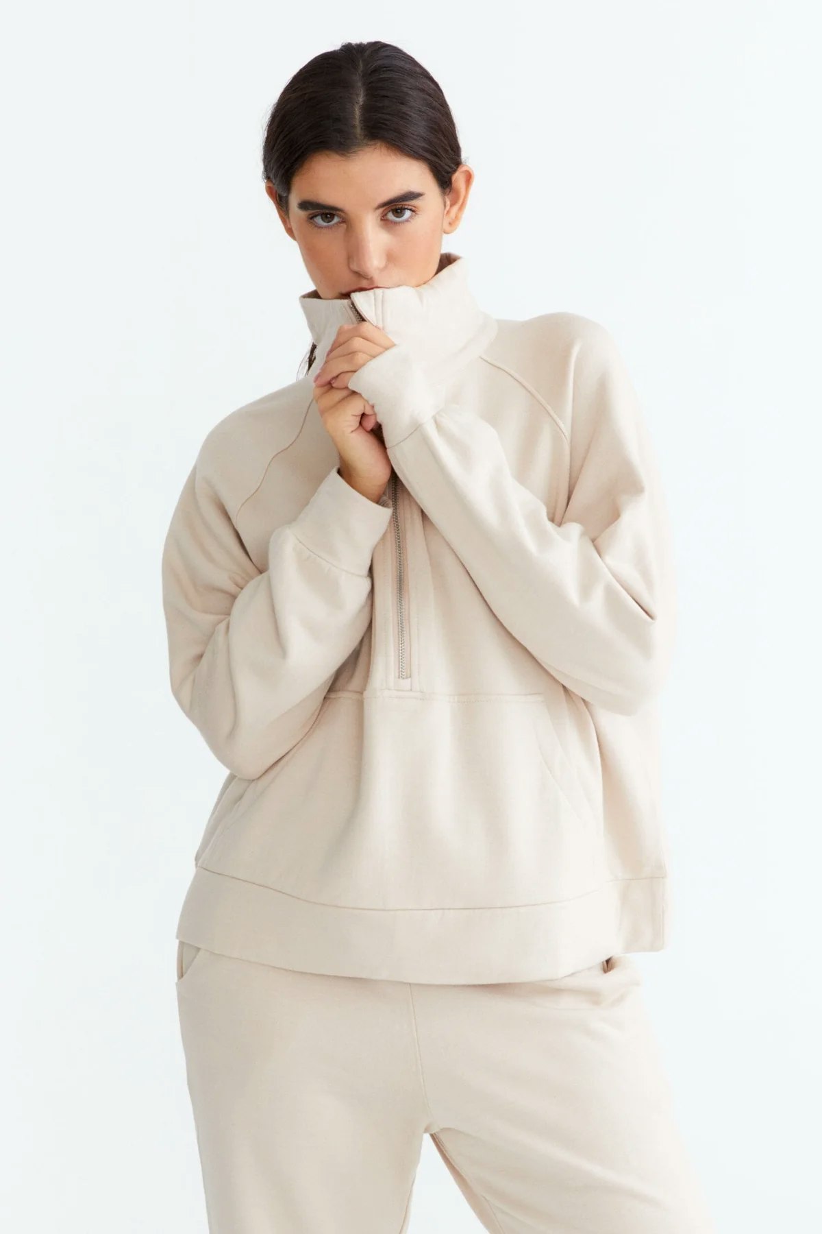 Sweatshirt med halfzip i skön bambulyocell, från Movesgood.