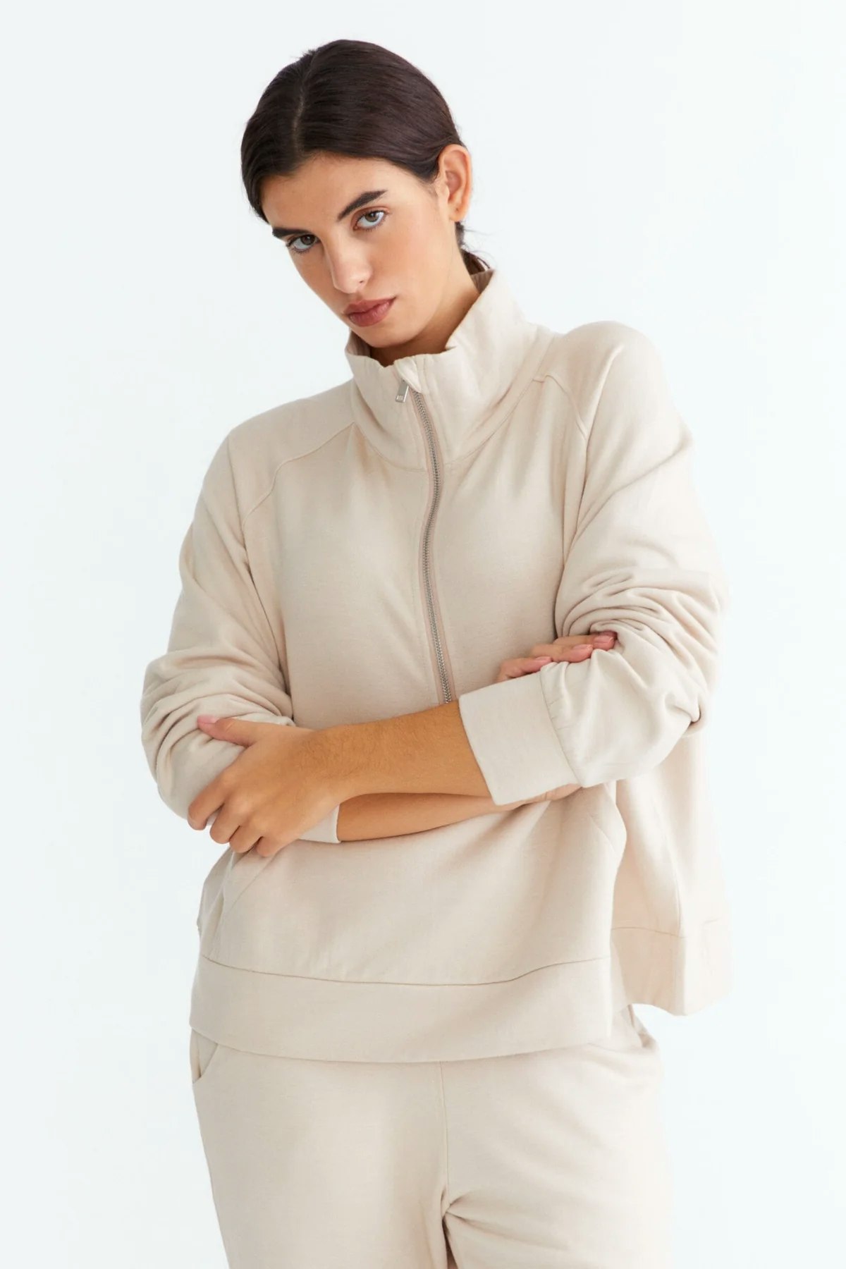 Sweatshirt med halfzip i skön bambulyocell, från Movesgood.