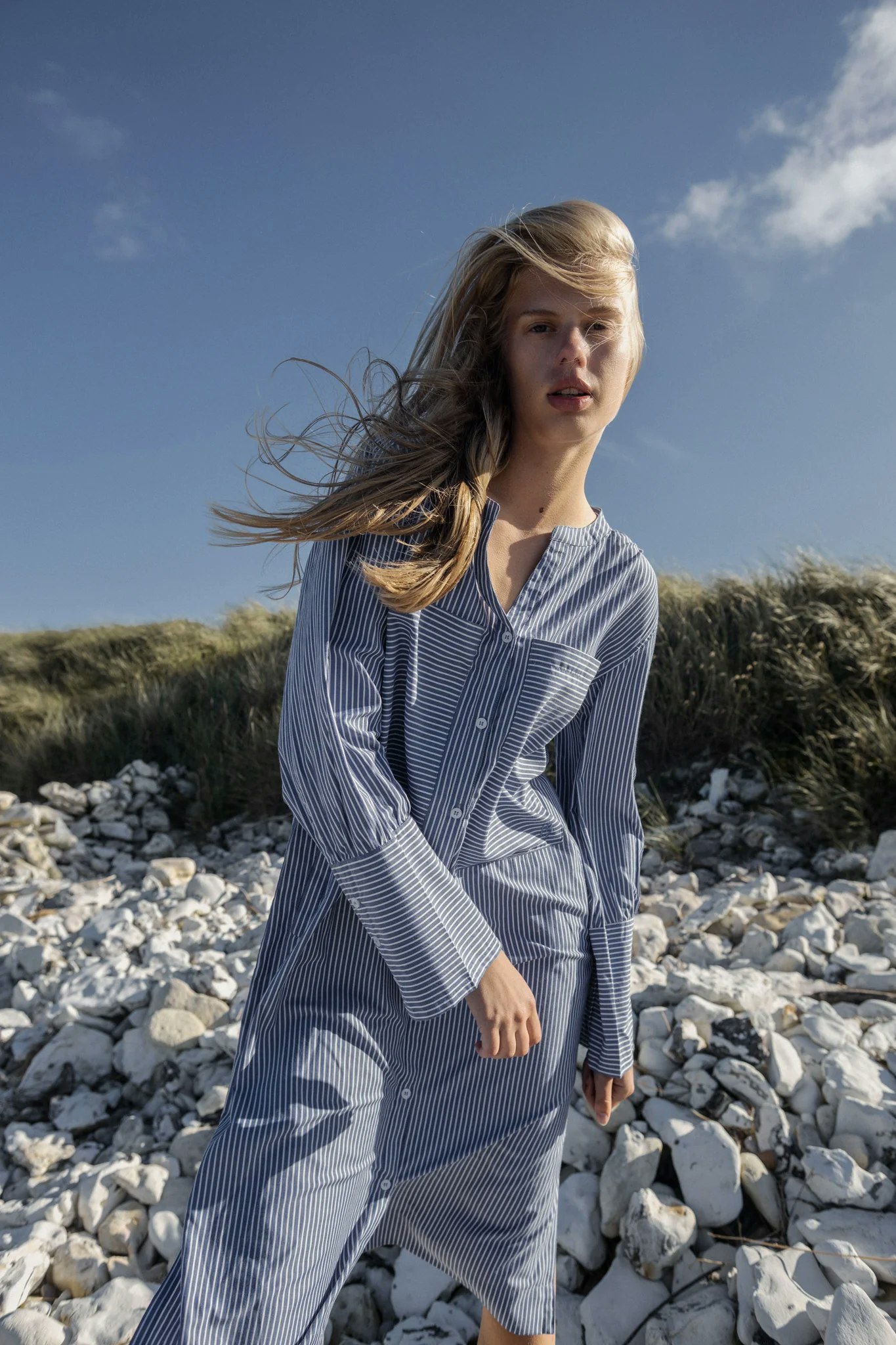 Skjortklänning i blå- och vitrandigt, i stor härlig modell. Humble by Sofie