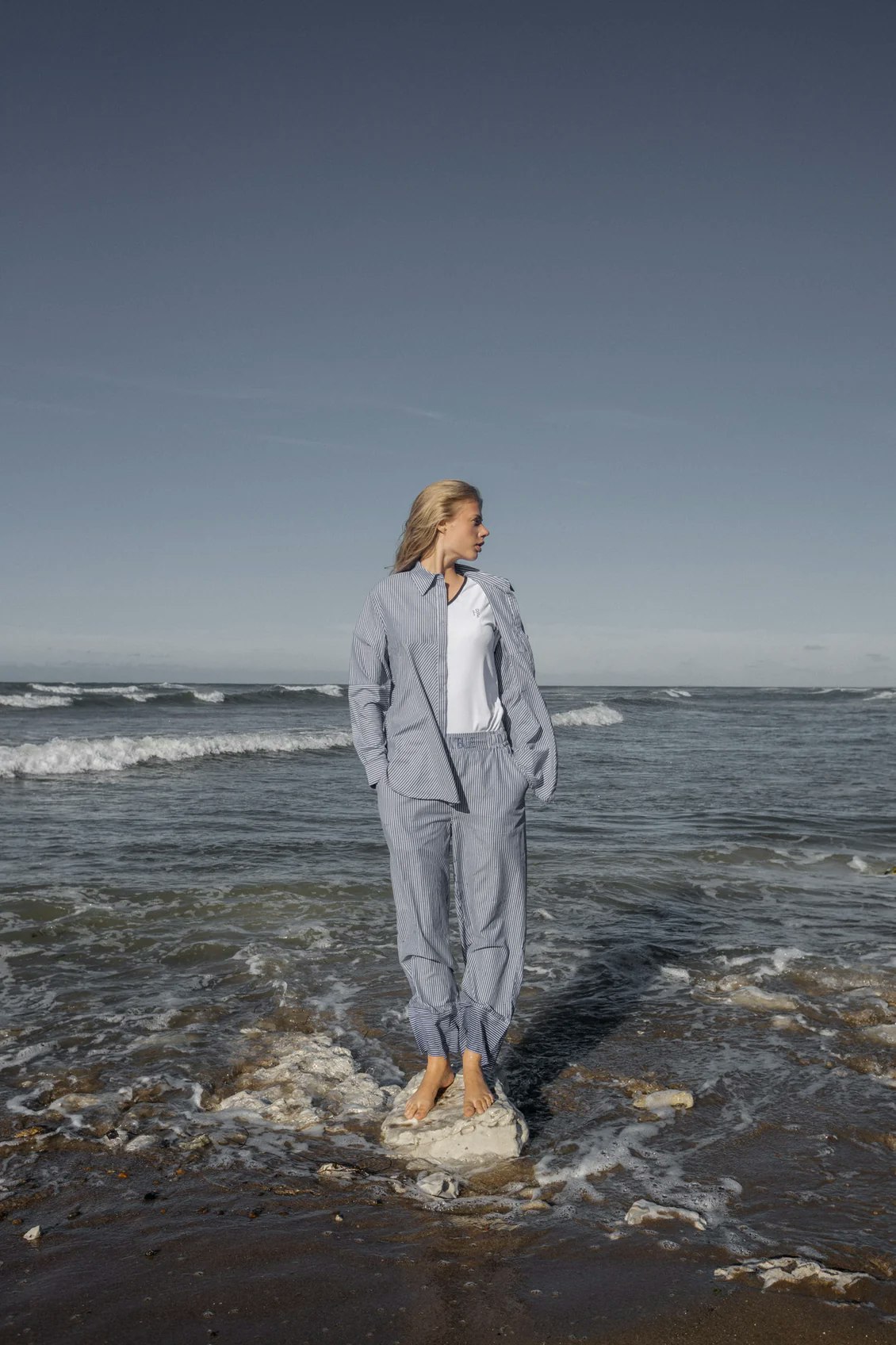 Blå och vitrandig bomullsbyxa med resår upptill och fickor i sidorna. Lite pyjamaslook. Humble by Sofie