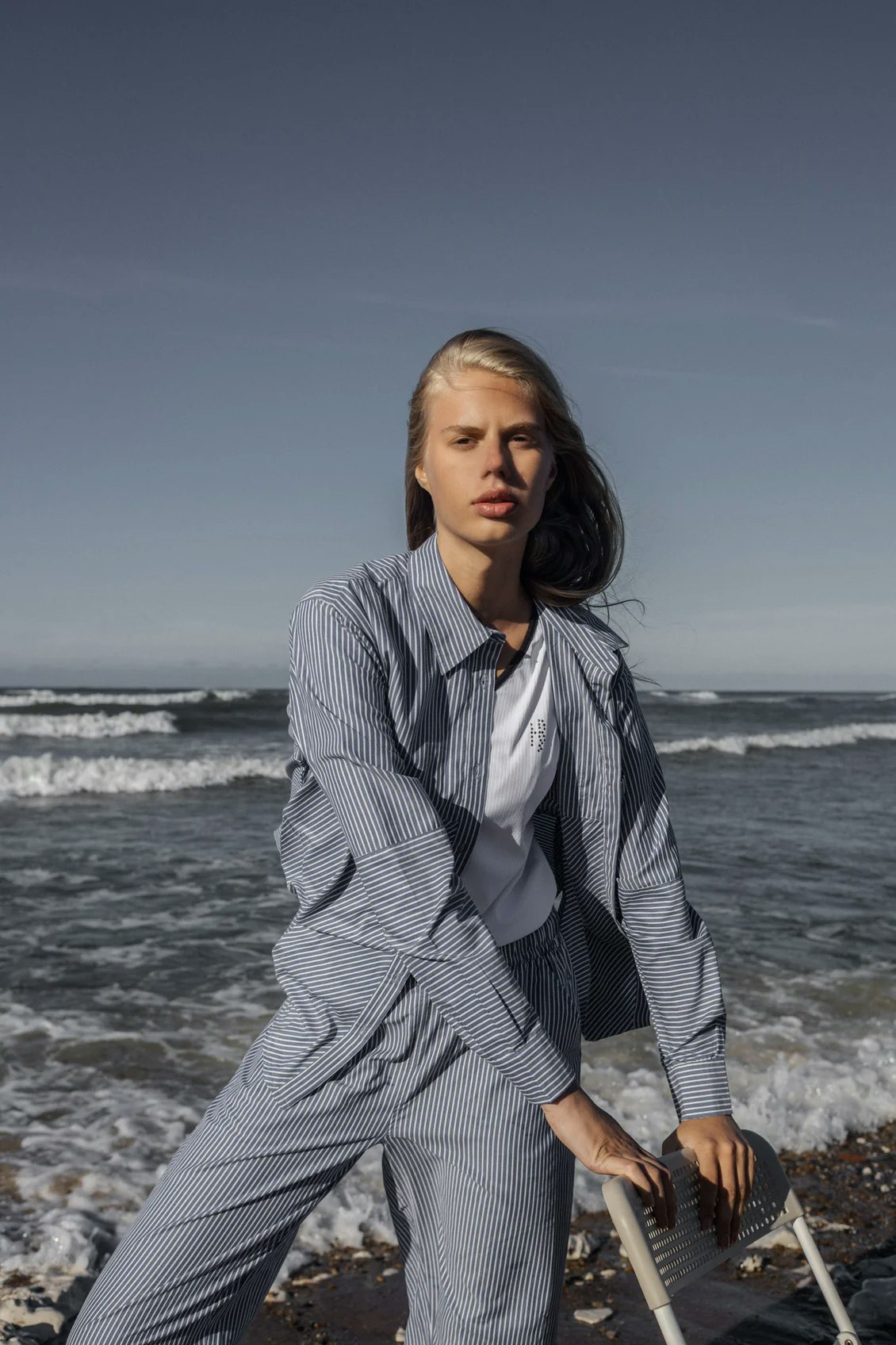 Blå och vitrandig stor skjorta med manshetter, lätt oversize i modellen, från danska Humble by Sofie