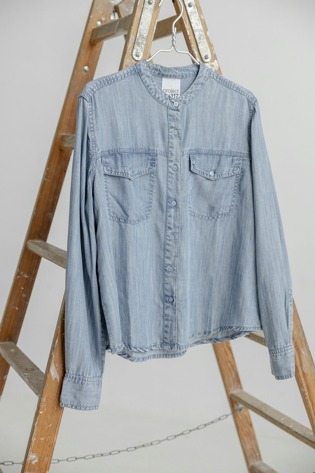 Kirsa shirt, en skjorta i denimlook i mjuk tencel. Project AJ117