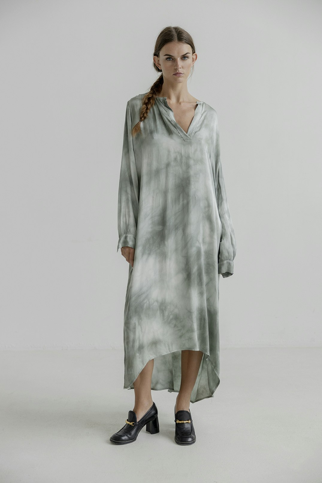 Faitheen dress är en omtyckt modell med mycket vidd och vackert fall, i viskos silke, från Project AJ117