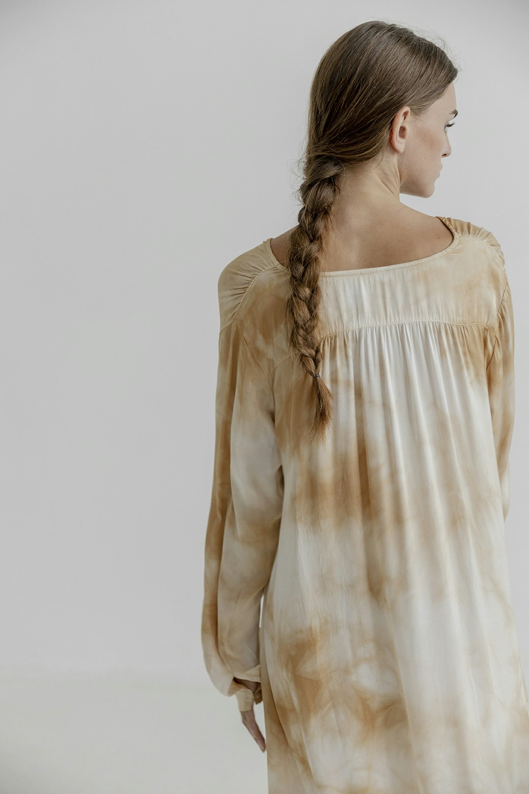 Faitheen dress är en omtyckt modell med mycket vidd och vackert fall, i viskos silke, från Project AJ117