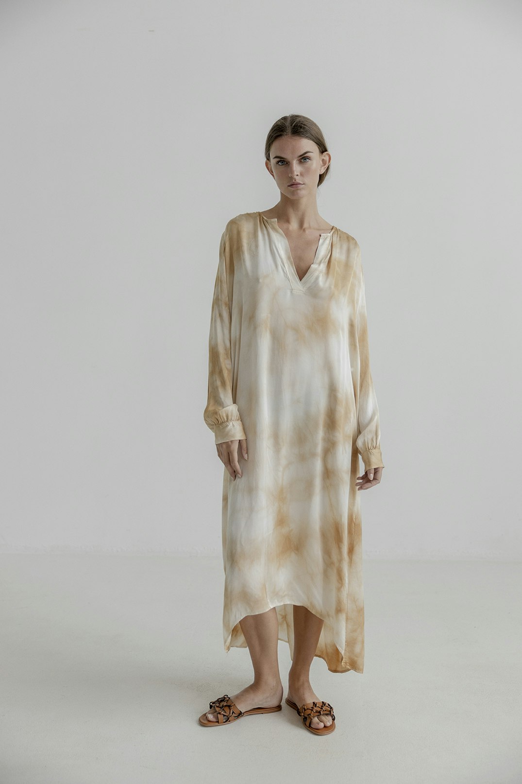 Faitheen dress är en omtyckt modell med mycket vidd och vackert fall, i viskos silke, från Project AJ117