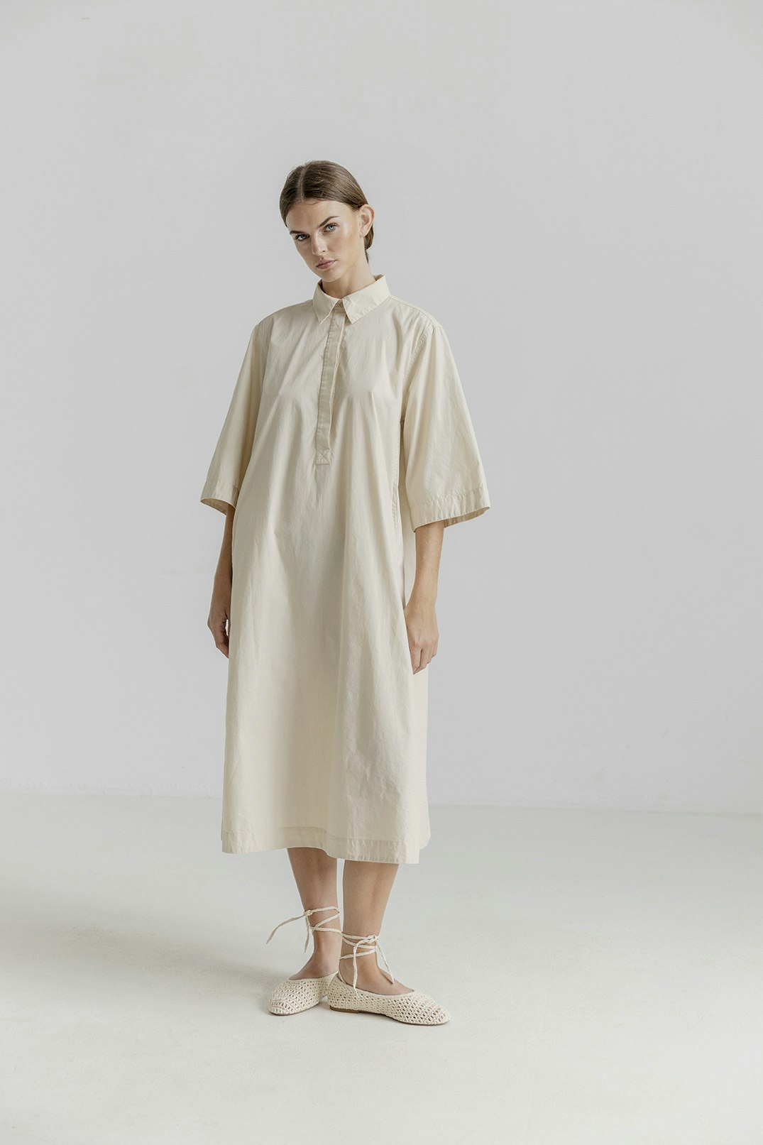 Hari dress, är en skjortklänning i prasslig poplin, av organic cotton, från Project AJ117