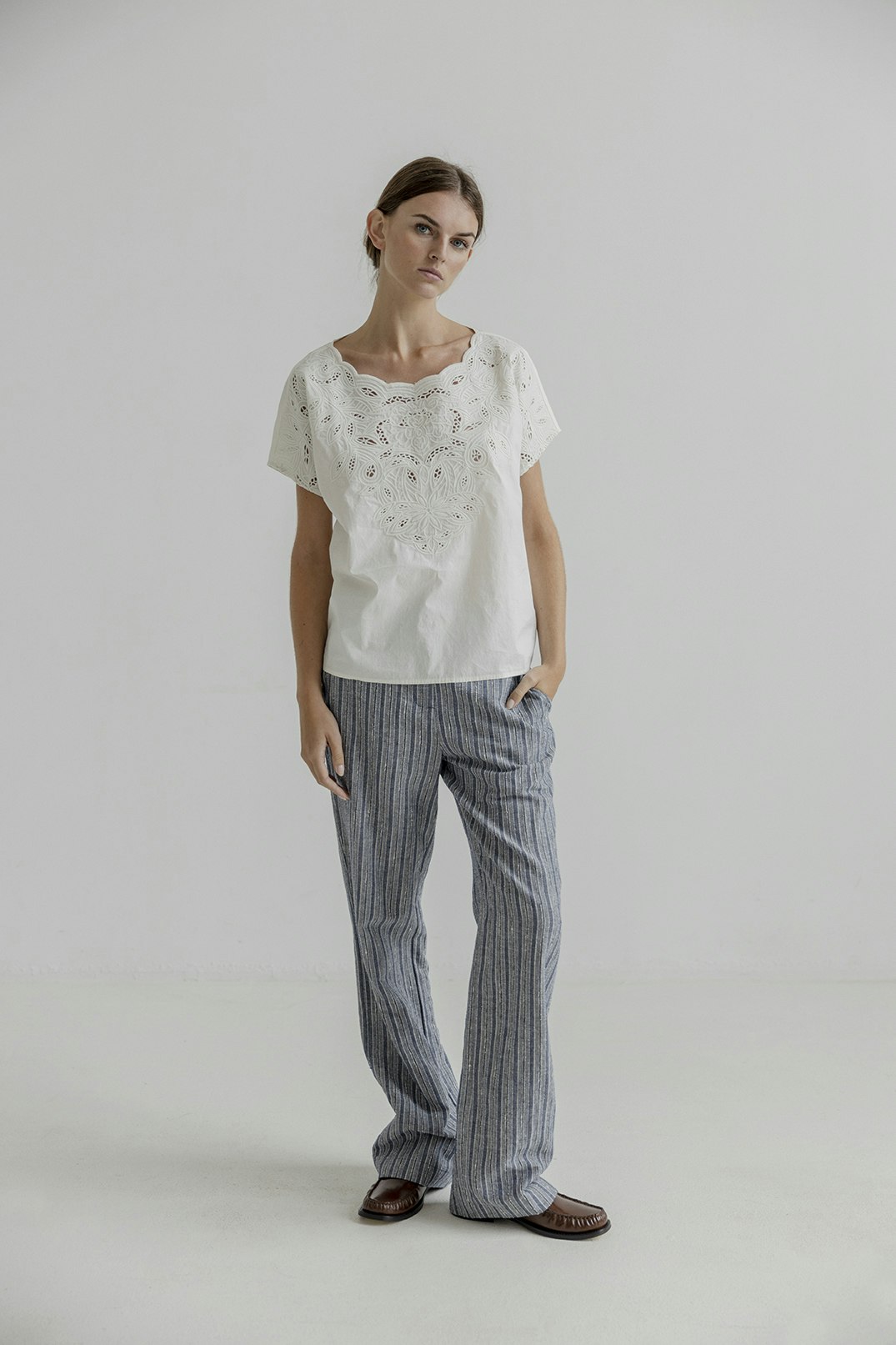 Henna top har fin genombruten spets framtill, i organic cotton poplin, från Project AJ117