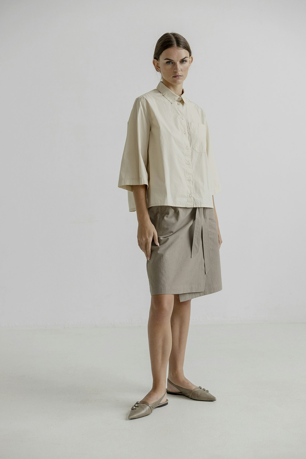 Hortense shirt en trekvartsärmad skjorta i prasslig bomullspoplin, från Project AJ117