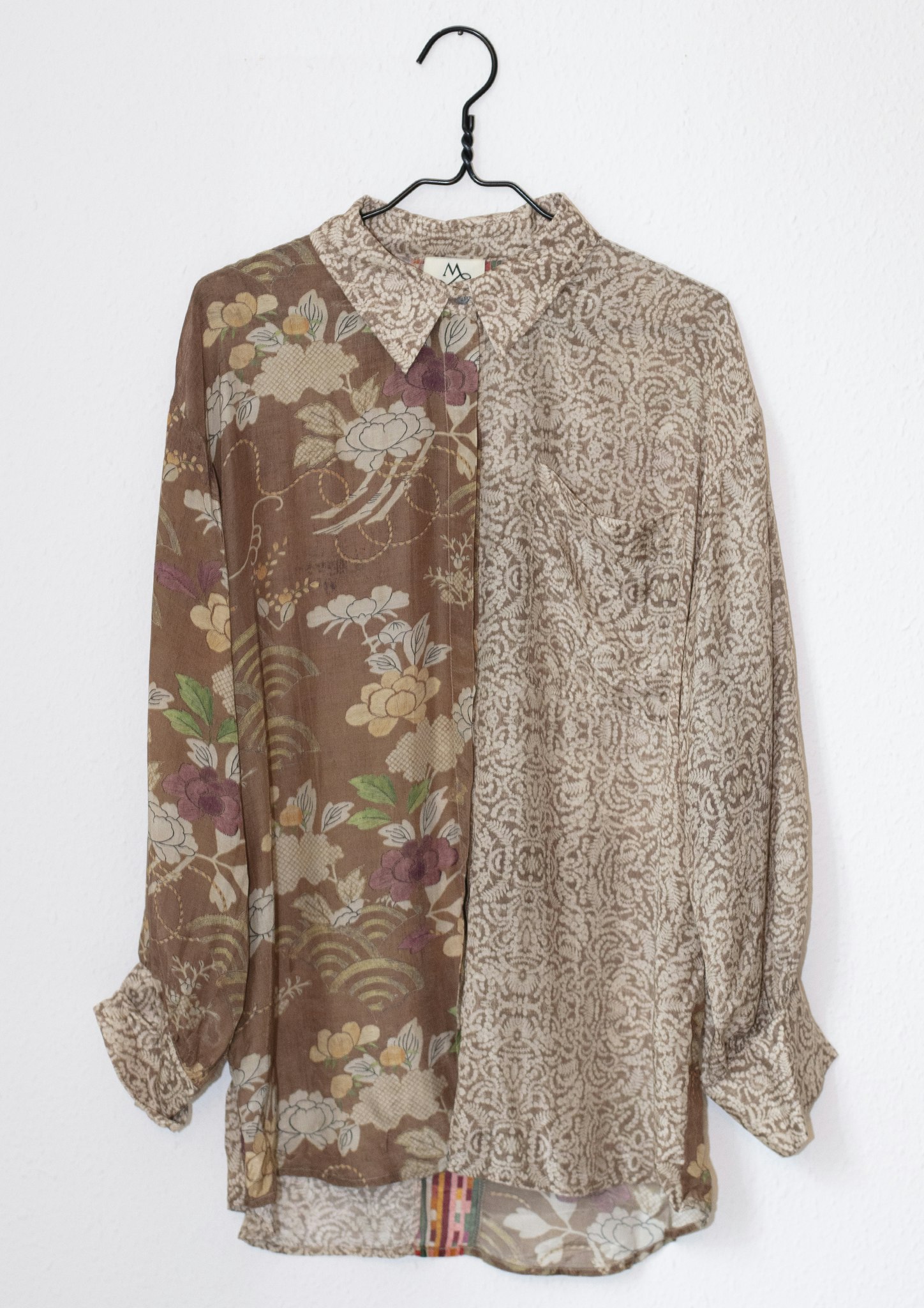 Caros blus, skjorta i mjuk tunn viskos modal, med fint blommigt print i beige toner. Design Michala Wiesneck
