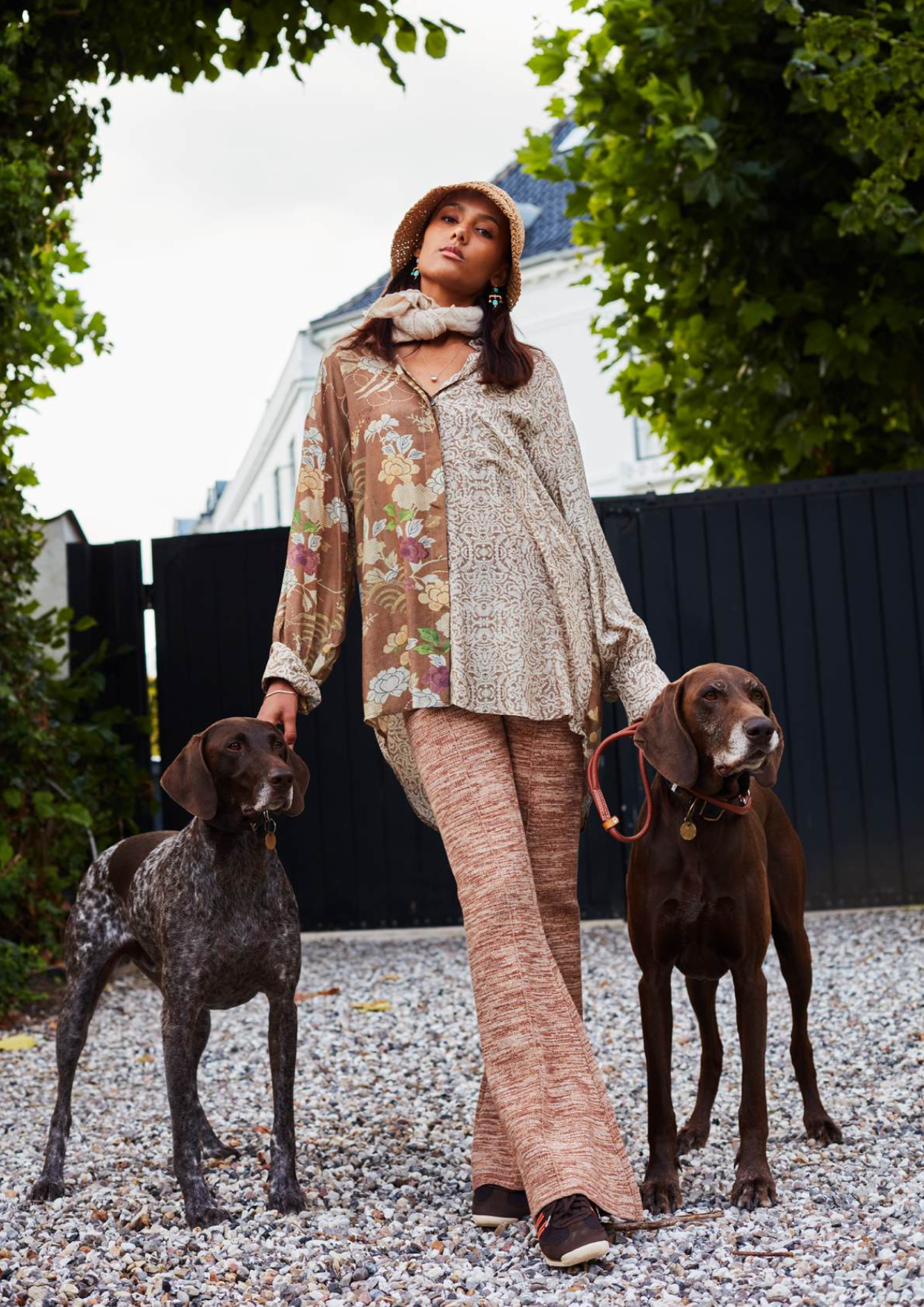 Caros blus, skjorta i mjuk tunn viskos modal, med fint blommigt print i beige toner. Design Michala Wiesneck