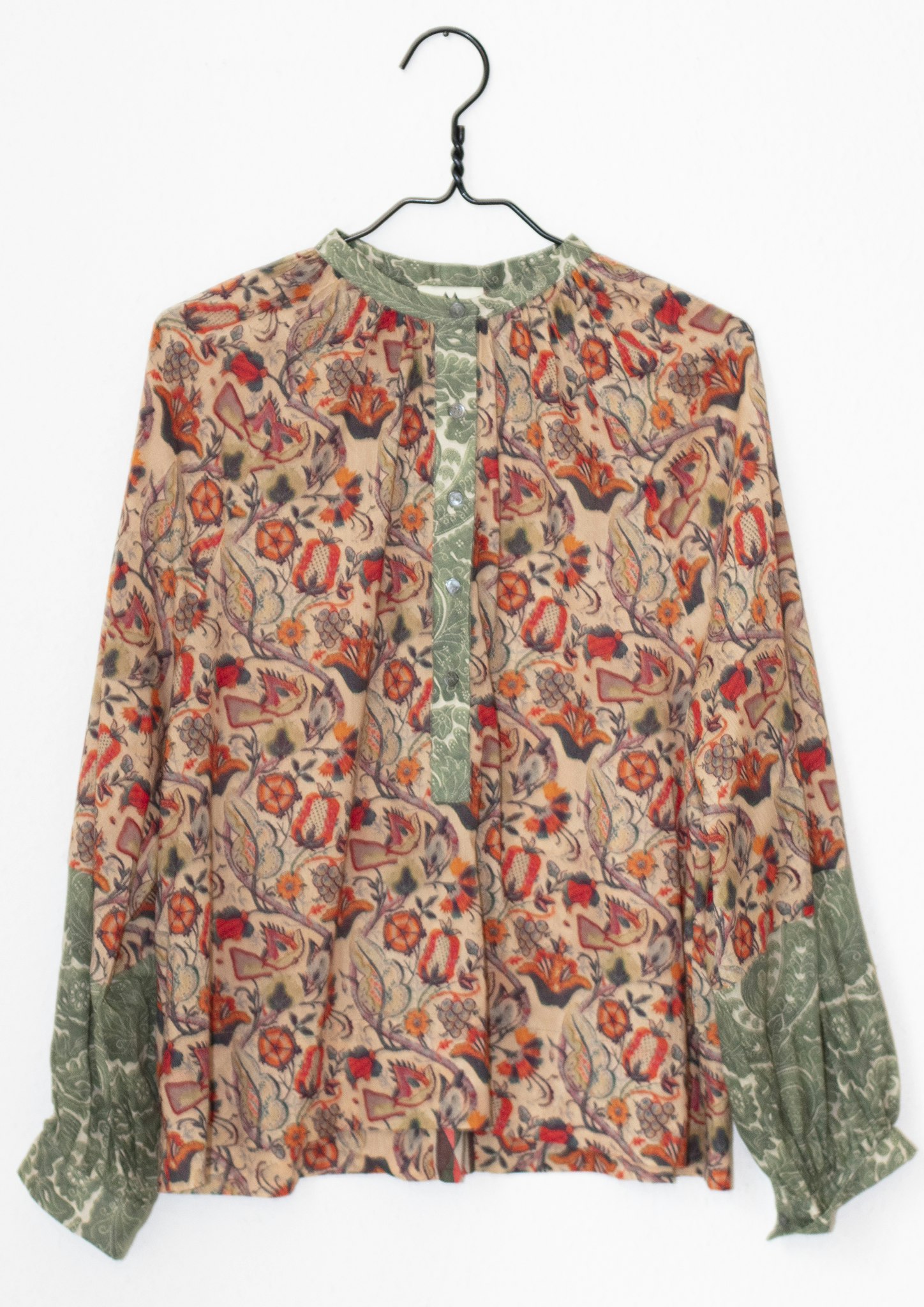 Minira shirt är en mönstrad blus i tunn bomullsvoile. Mönster i rost, orange och grönt. Design M Wiesneck.