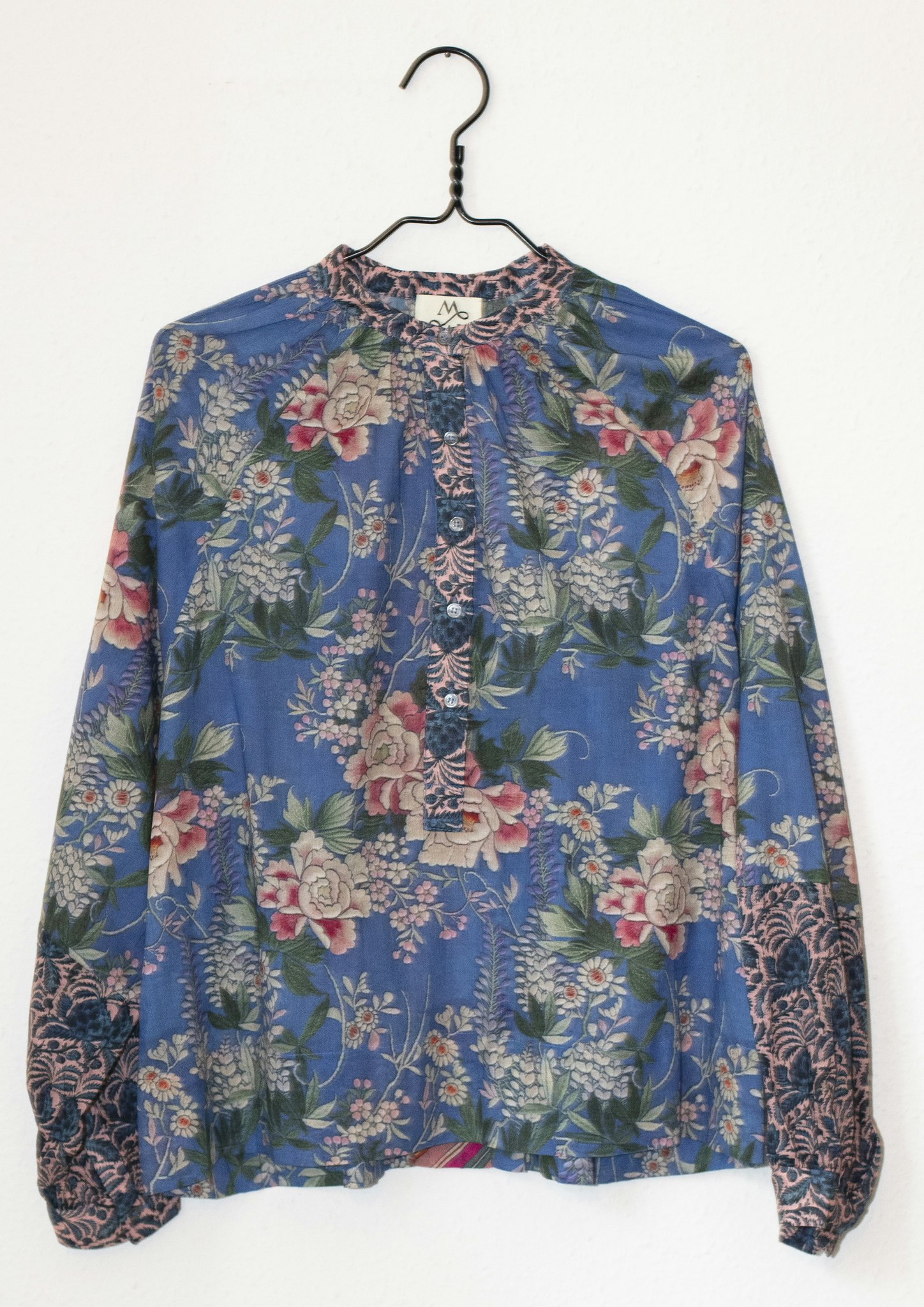 Blommig mönstrad skjorta i blå toner, med rund hals och lång ärm, i skön cotton voile. Petros av M Wiesneck