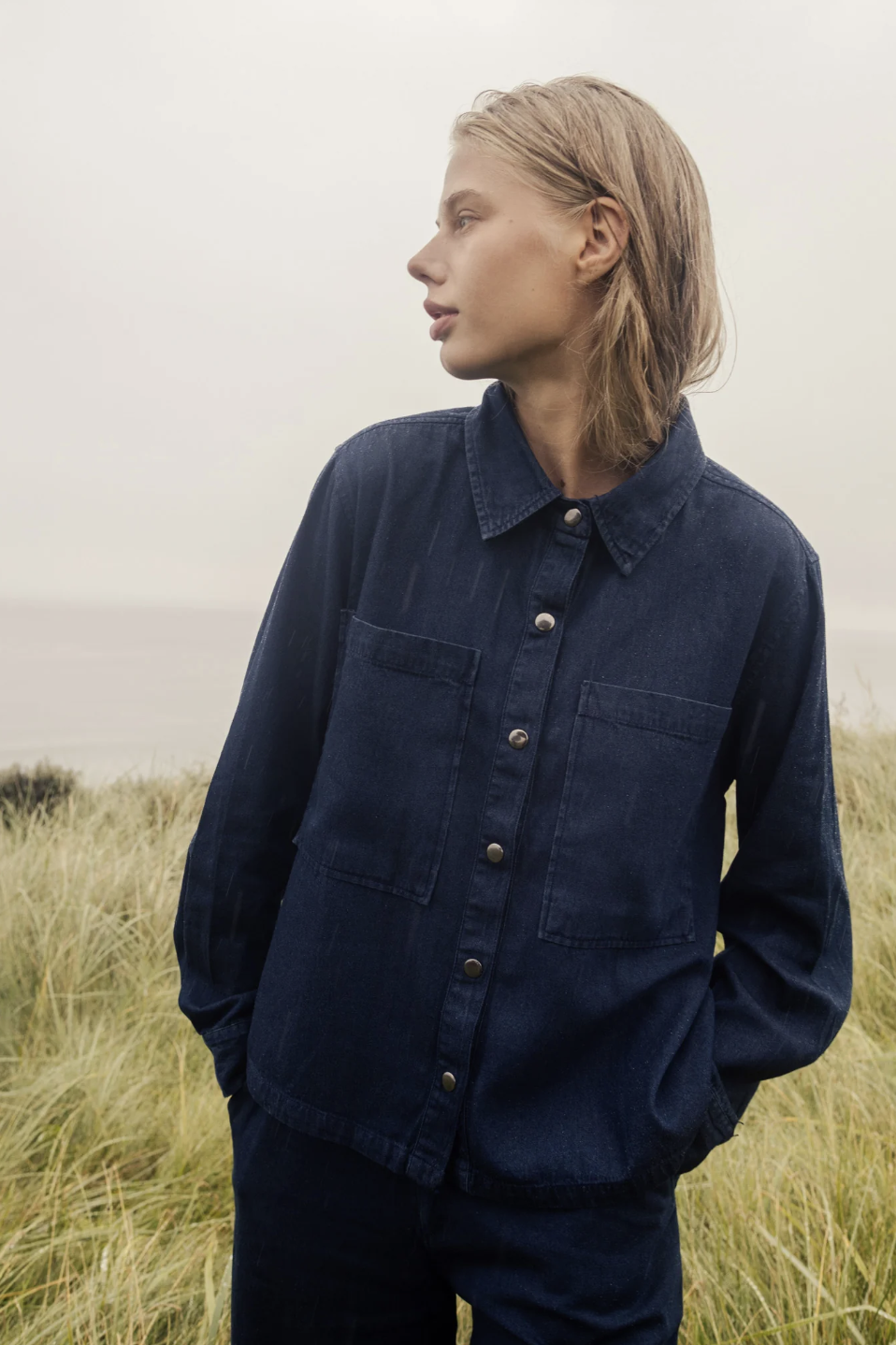 Feodora shirt, en skjortjacka i denimblått med knappar framtill från danska Agenda with Passion.