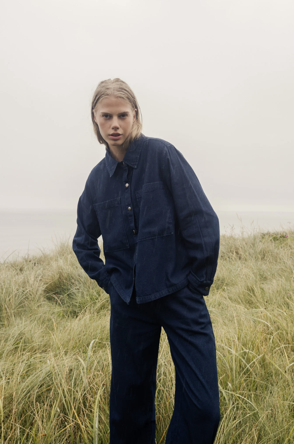 Feodora shirt, en skjortjacka i denimblått med knappar framtill från danska Agenda with Passion.